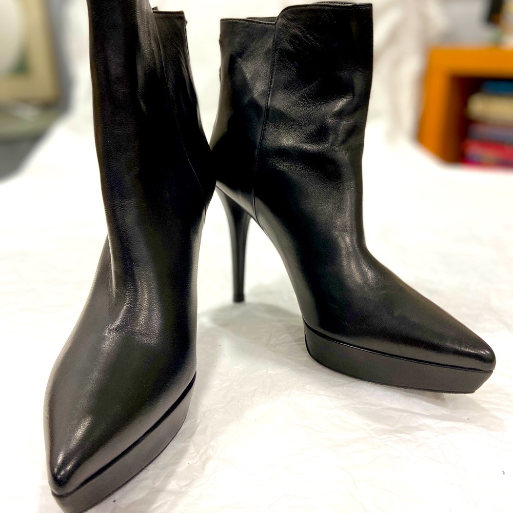 NWOT Stuart Weitzman zipped black stiletto booties